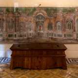 Tra un paliotto d�altare in gesso del XVIII secolo, proveniente da Santa Teresa dei Maschi...